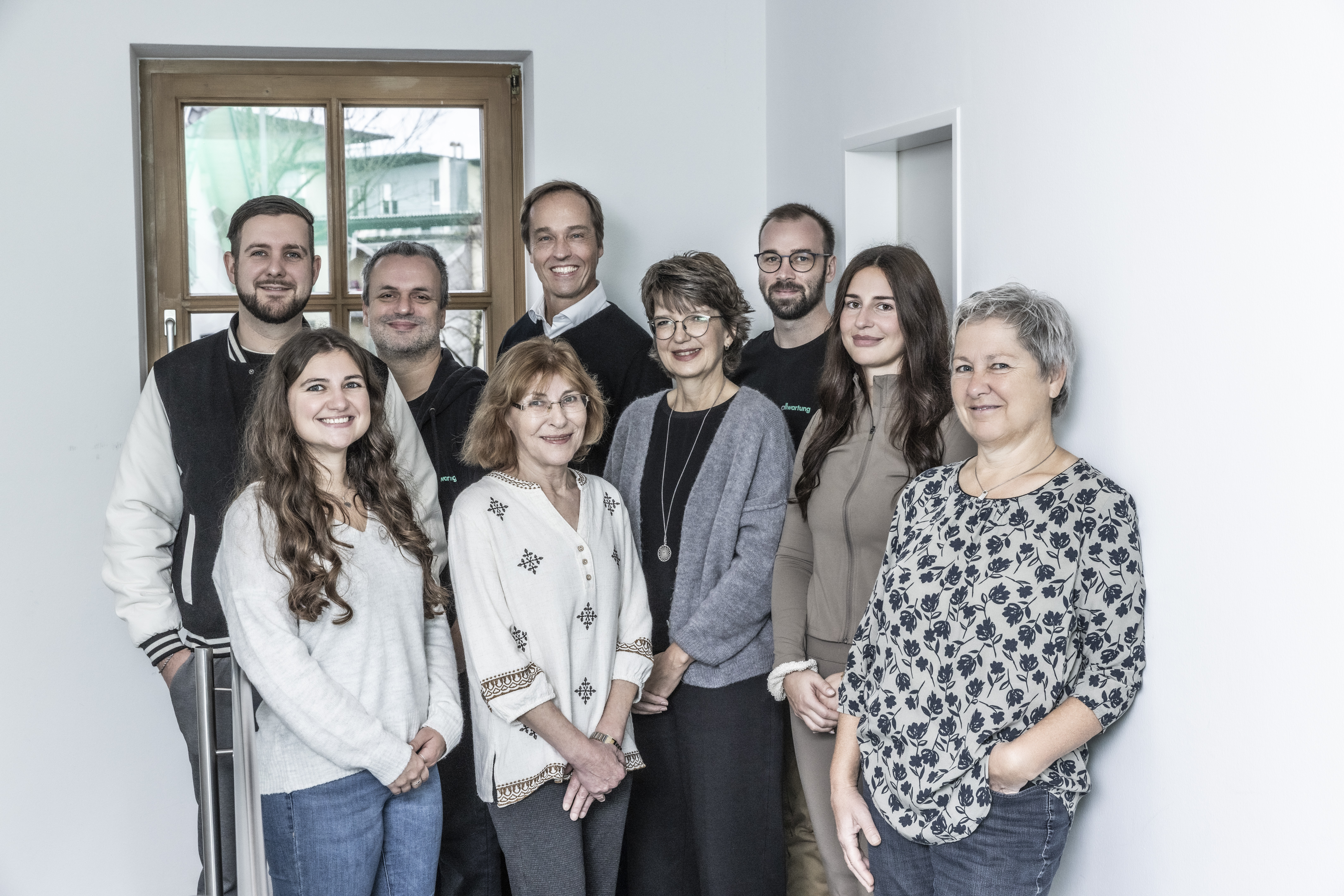 Ein Team von Fachleuten steht zusammen, bereit für Sanität, Heiztechnik und Klimatechnik. | © Goran Gajanin